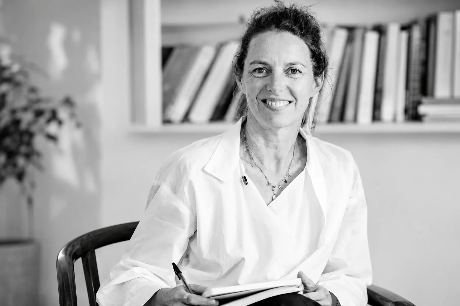 Portrait de Marie Maudieu, fondatrice de MOVENS, souriante, carnet à la main